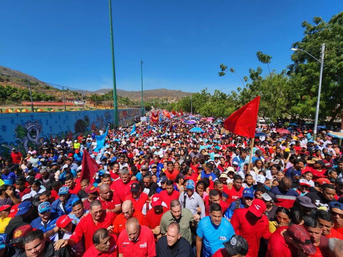 #EnFotos Más de 15 mil sucrenses se movilizaron por las calles de Marigüitar en apoyo al presidente @NicolasMaduro
#SucreSeResteaConMaduro