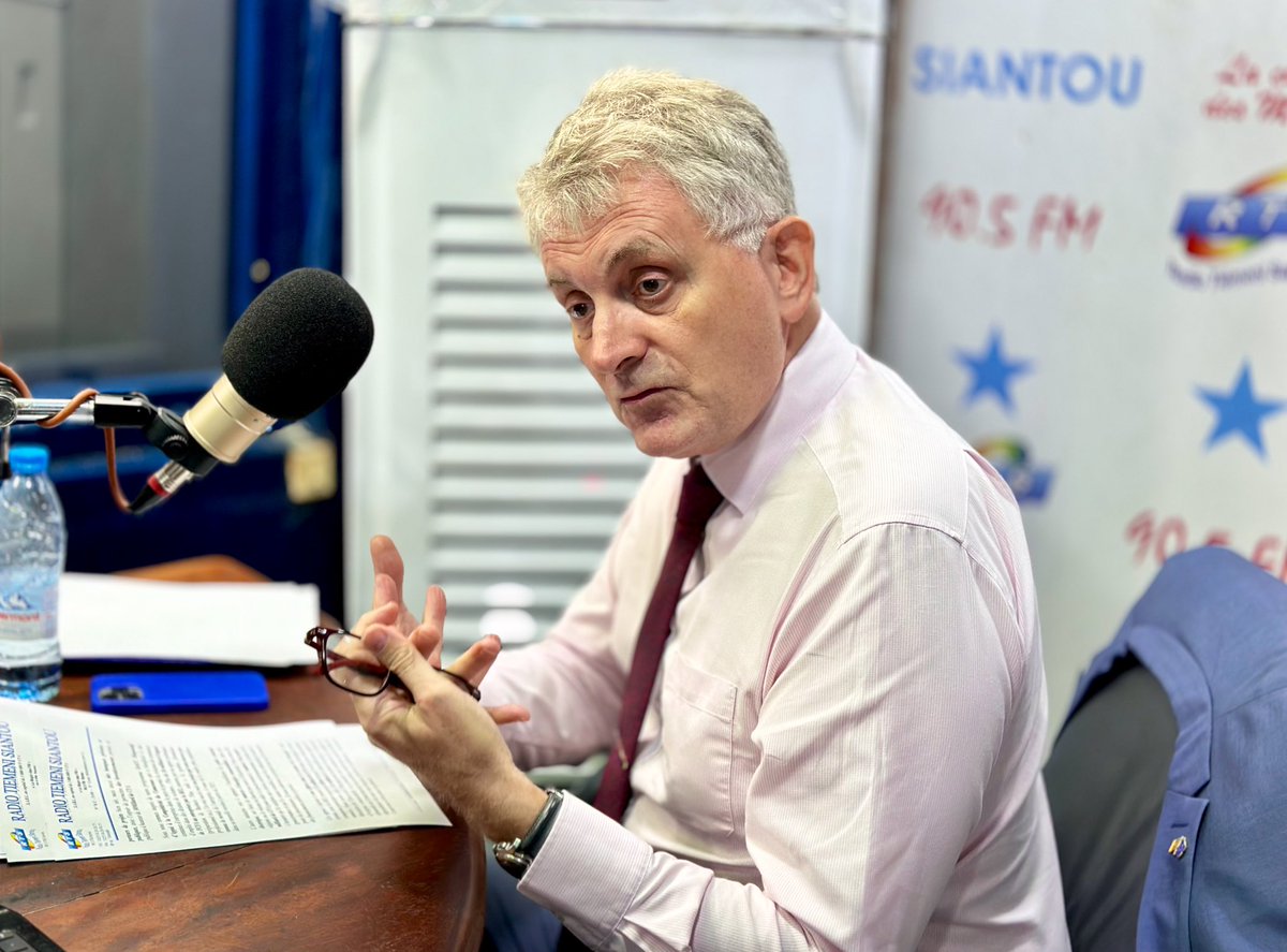UEauCameroun's tweet photo. 💬 «J’invite les Camerounais à s’inscrire massivement sur des listes électorales, pour prendre part aux futures élections et peser de leur choix sur la marche de leur pays». 

L’Amb🇪🇺 @Jmchataigner, en ce moment en direct sur Radio Siantou 📻 qui émet de sur la fréquence 90.5 FM. https://t.co/qOBqvOOw8S