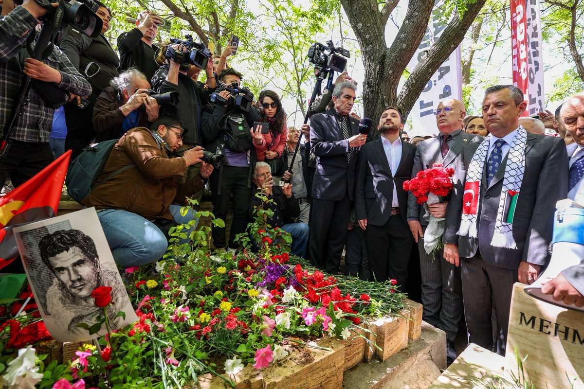 Özgür Özel, Filistin bayraklı atkı ile Deniz Gezmiş'in mezarını ziyaret etti.