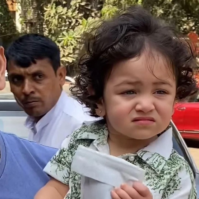 Onlinetadka's tweet image. चाचू अयान की गोद में कैद राहा,गर्मी से हुई परेशान,पैपराजी को देख रणबीर-आलिया की लाडली ने दिए ऐसे एक्सप्रेशंस
#RahaKapoor #Irritated #Summer #Heat #AyanMukerji #RanbirKapoor #AliaBhatt #Bollywood