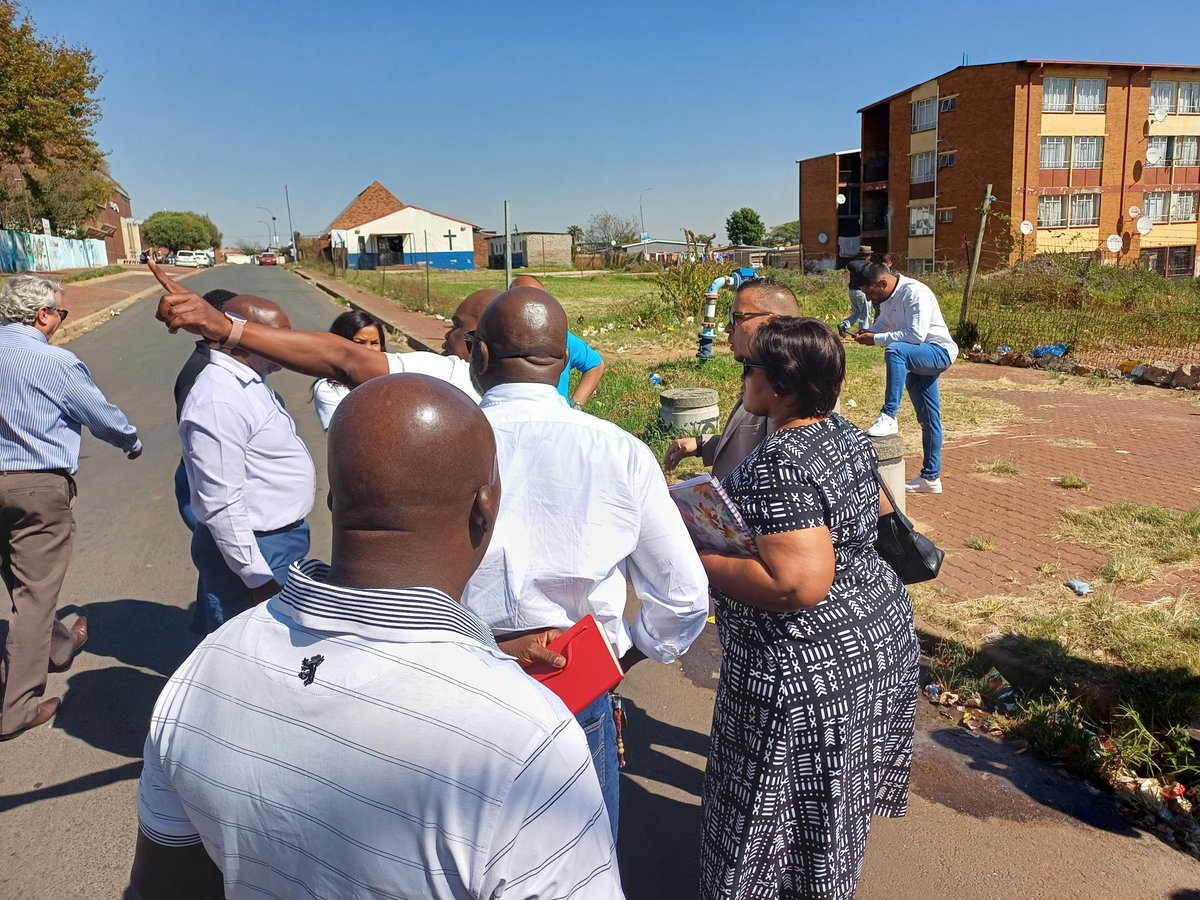 High level oversight visit in Westbury conducted by the City Manager and the CRUM Group Head to ascertain service delivery defects in the area as received from @RonaldHarris_ and community leaders. @CityofJoburgZA @CRUM_CoJ @KabeloGwamanda