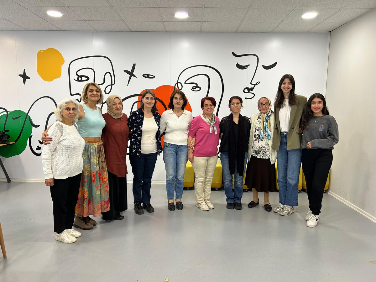 İstanbul Kent Konseyi işbirliğiyle İstanbullu kadınlarla beraber haklarımızı öğrenmeye devam ediyoruz. 4 Ay süren Kadının İnsan Hakları Eğitim Programı @ibbkadin Gülsuyu’nda tamamlandı. Tamamlanacak ve yeni başlayacak gruplar için takipte kalın!
