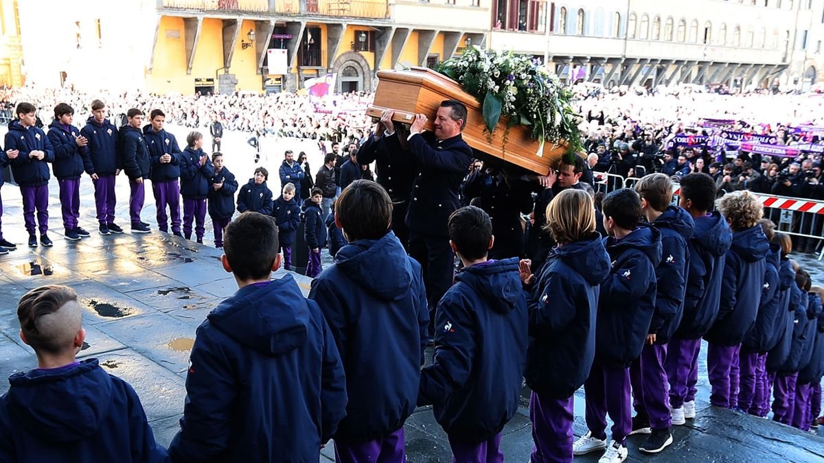 Davide Astori sosok bersahaja, tak banyak berbicara. Semua ia tumpahkan di lapangan dengan penuh totalitas. Buffon menyebutnya manusia sempurna.

Rekan dan lawan menyayangi Astori. Pun Yang Maha Esa, yang secara tiba-tiba memanggil kapten Fiorentina dalam tidurnya. A thread🥀