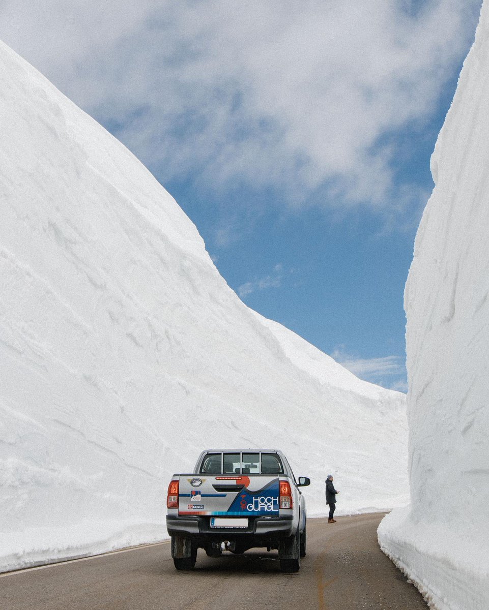 Sinds begin april is men onder soms slechte weersomstandigheden alweer druk bezig met het opruimen van de enorme sneeuwmassa's op de Timmelsjoch Hochalpenstrasse (2474m) in Tirol.  Vanwege de geexponeerde ligging in het hooggebergte is het rijden op de Timmelsjoch Hochalpenstraße…