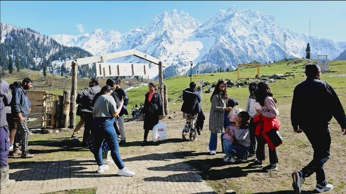 jindadlKashmir's tweet photo. Experience #Sonamarg's enchanting winter-to-spring shift! Thrilling activities, stunning vistas draw crowds. Record tourist influx applauds #Kashmir's paradise beauty.
#ExamResults #ZeeKaGaddar #EDRaid #TerroristAttack #TejRan Ram Ram🙏#ICSE #LISA #Rafah #GrandPrix @Radhika_Khera https://t.co/KTEm2cnt35