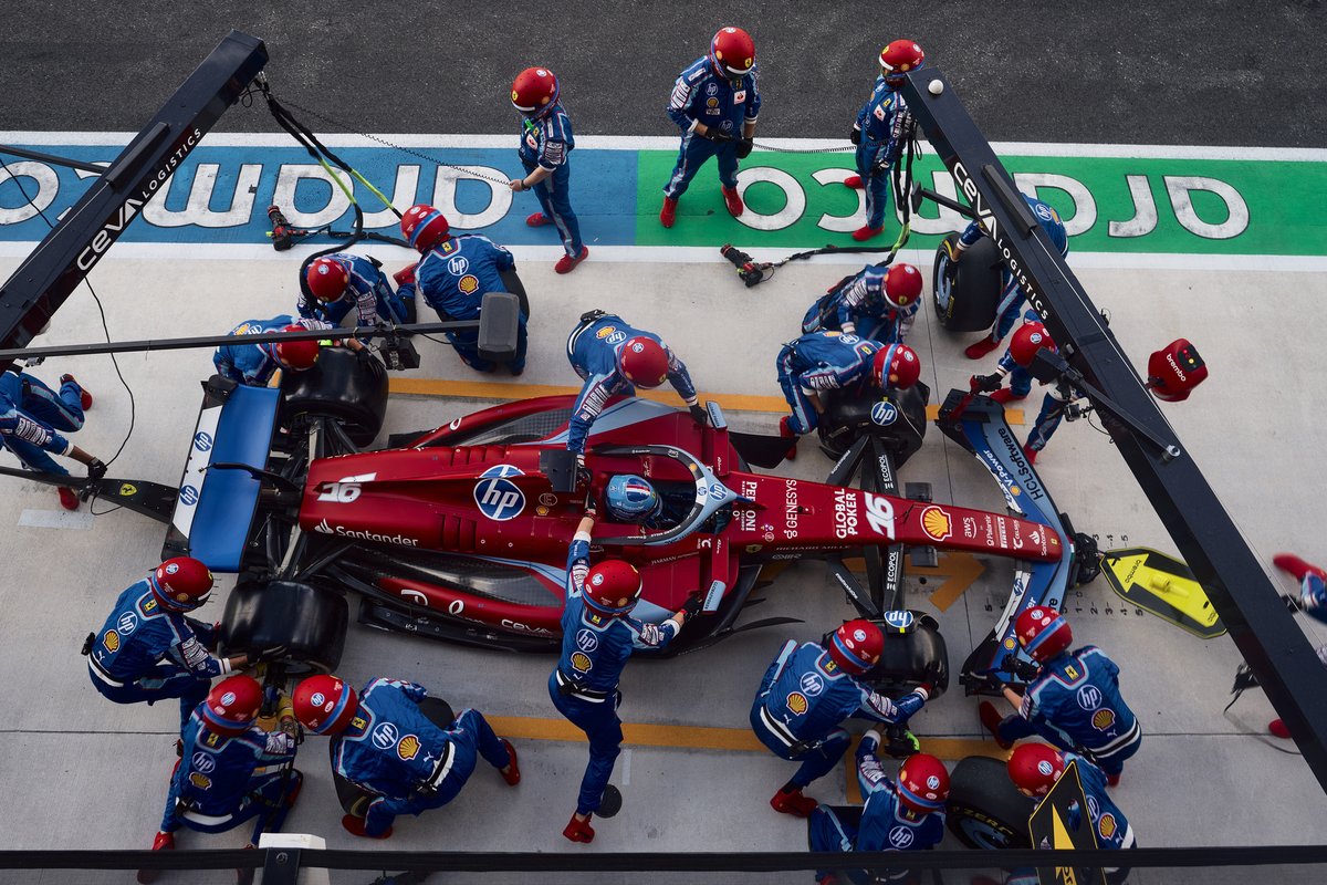 A super speedy 1.9 second pitstop from the crew this weekend 😎 #MiamiGP 🇺🇸 #F1