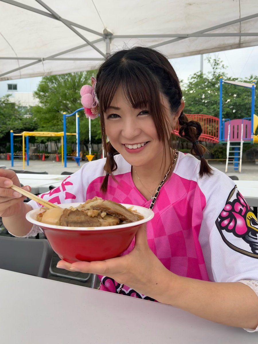 大つけ麺博Presents 
よこすかラーメン艦隊
2日連続出演させて頂きました💓
ありがとうございました🥰✨
皆とGW過ごせて幸せでした🌈
皆の笑顔見れるととっても嬉しい💘
次は八街で会えるといいな❤
今日のラーメンは
俺の生きる道さんの俺のラーメン🍜❤