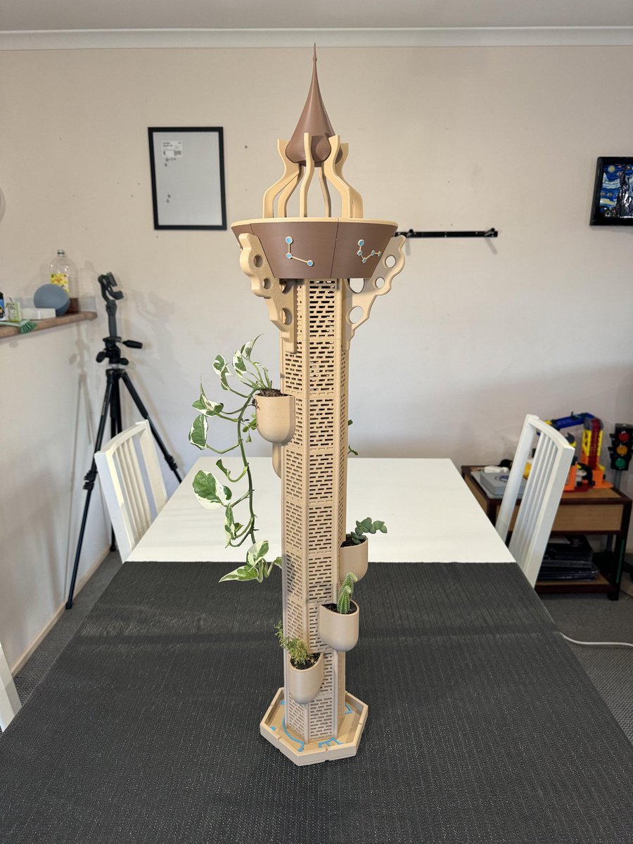 🌱🗼 Un(e) fan de Zelda a fabriqué un porte-plantes en forme de tour sheikah et c'est trop beau ! Via : reddit.com/r/zelda/s/4ZYb…