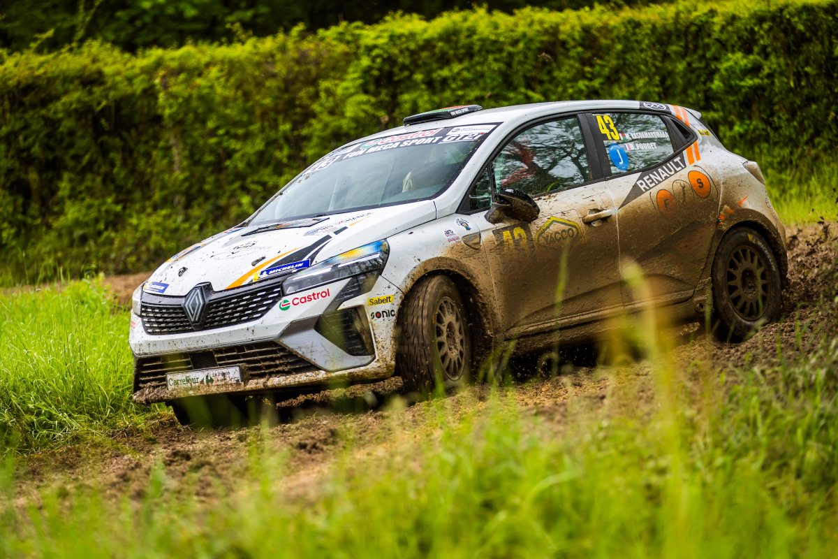 🏆 En quête de succès depuis 2022, Mika Rasoamaromaka est entré dans l’histoire en devenant le premier pilote non-français à s’imposer en Clio Trophy France Terre ! 🇫🇷 media.renault.com/premiere-victo… 🇬🇧 media.renault.com/an-historic-ma…