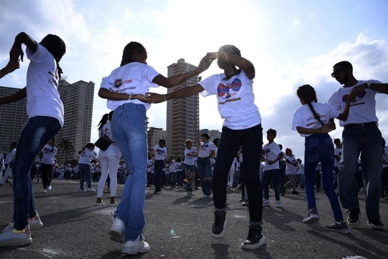 Cuba rompió los récord nacional y mundial, este domingo,con una rueda de casino gigante. ¡Se bailó en toda la Isla! #CiegodeAvila #Cultura @rocdecubano @AlfreMenendez @JHGcasanova @Gg_2014Sandra @Guajiritasoy @chamberohoy @MariposaAvilena @milyabad1982 @vasilymenpe @leoipa