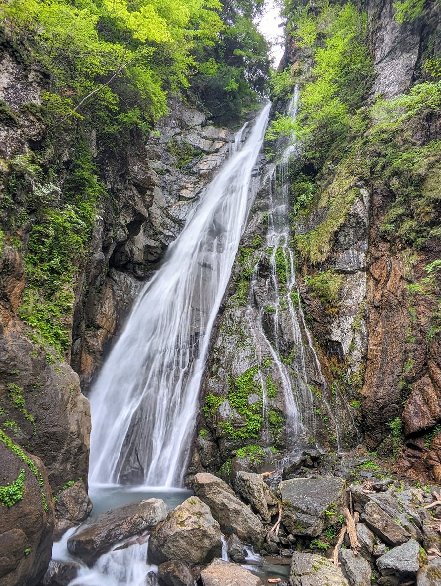 今日は静岡市・安倍川の源流にある、
オクシズの梅ヶ島温泉へ行ってきました

ハイキングコースを経由して、安倍の大滝にも行きました

大きな滝つぼから、涼しい水しぶきが飛んでいました