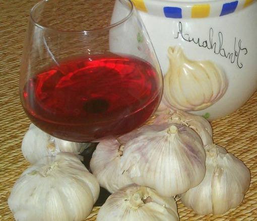 ☘️ GARLIC TINCTURE FROM 100 DISEASES: 📝 Recipe: 1. In a transparent bottle, put 12 cloves of garlic, each divided into 4 parts. 2. Pour in three glasses of red wine. 3. Close and put on the sunny side of the window for two weeks. Shake 2-3 times daily. 4. Then strain and pour…