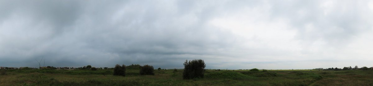 Standard Bank Holiday weather, heavy showers early, squeezed in a dog walk with skies again darkening to the south and now the showers are back at #Greatstone. #pano shot just about sums it up. 🌧️@metoffice #loveukweather #ThePhotoHour @StormHour #kent #weather @PanoPhotos