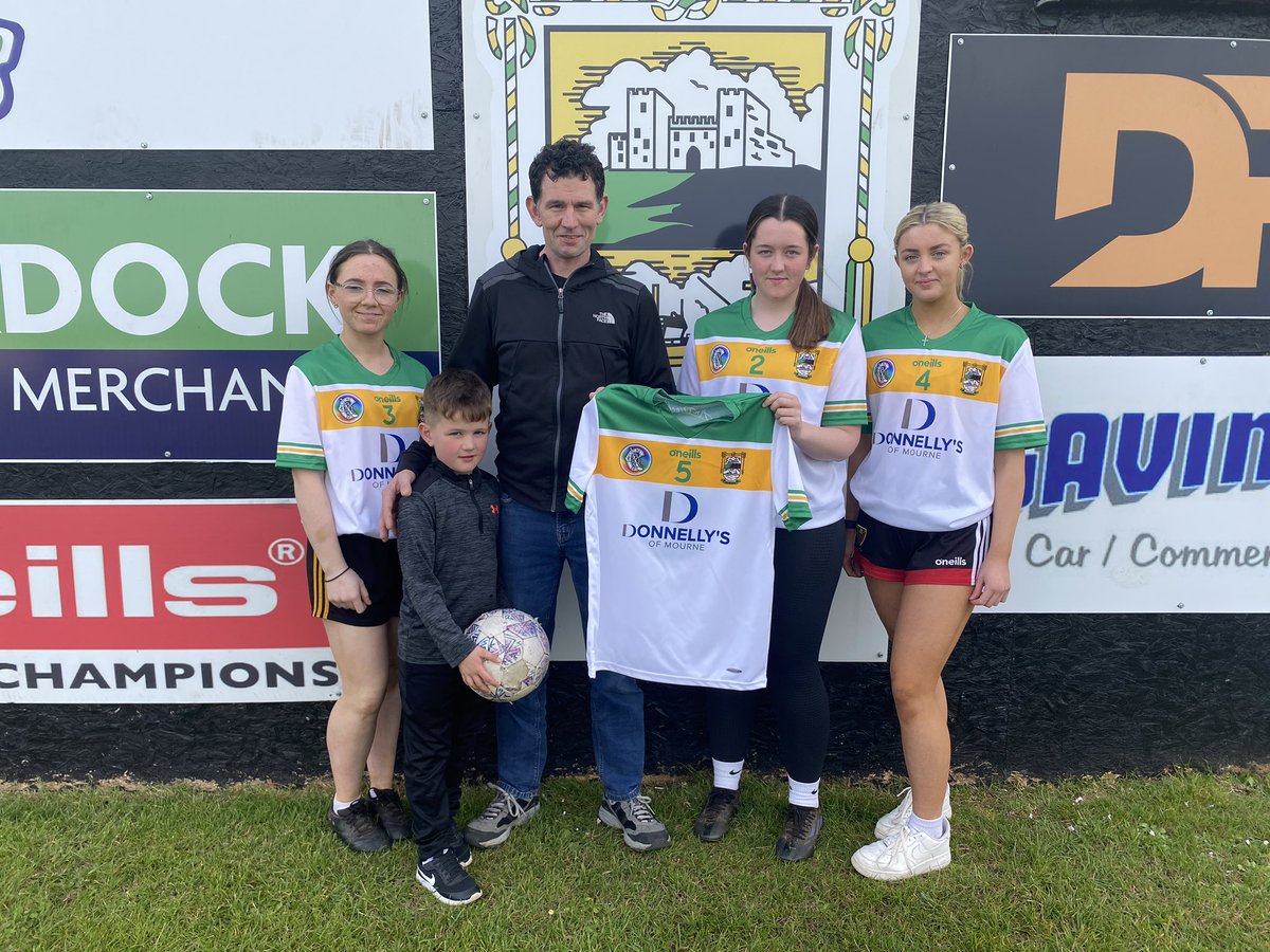 A huge thank you to Donnelly’s of Mourne for their very kind sponsorship of our minor camogie jerseys for 2024.

📸 Peter and Des present jerseys to Alex, Sarah and Kiera