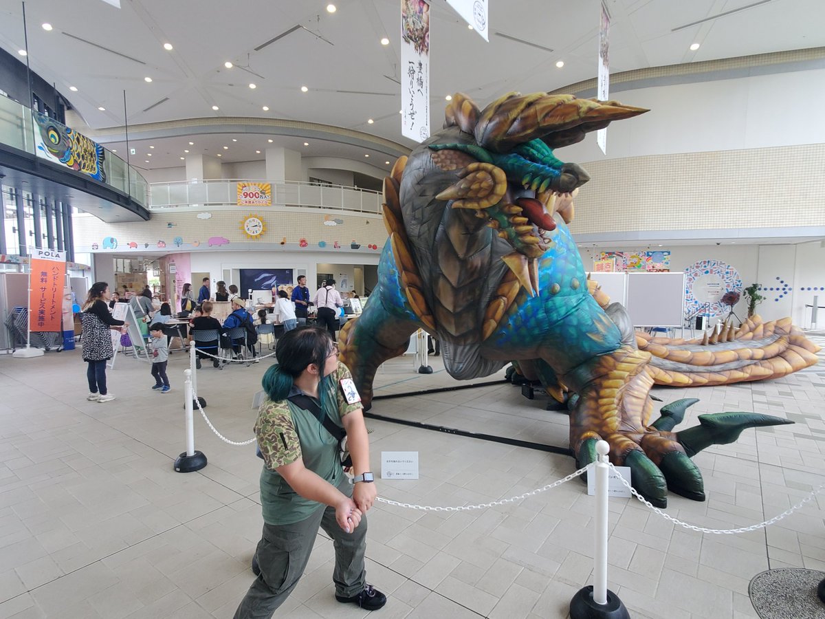 The Zinogre in display for the Capcom Trip Tokai to celebrate #MonstetHunter 20th Anniversary is 1:1 scale In comparison, myself (4ft 10inchs / 149cm) it is quite looming! The details are magnificent for being an inflatable display.