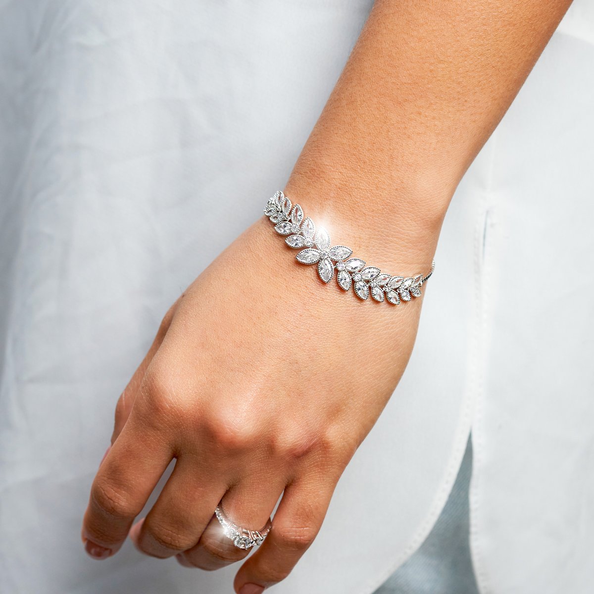 Do you want to shine all day long? We have the right pieces for you 💎💙 Shop now: bit.ly/37SIgj3 #womenbracelets #weddingbracelets #lovejewelry #silverjewelry #sterlingsilver #cubiczirconia #fashion #glamorous #besttohave #besttohavejewelry #gift #present
