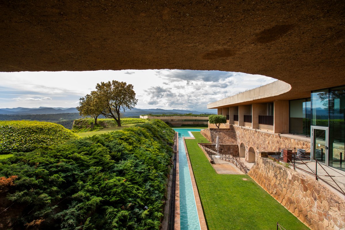 Los hermanos Roca @CanRocaCeller anuncian que el 16 de mayo abren su nuevo proyecto: Esperit Roca. En un castillo en las afueras de Gerona, espacio espectacular con restaurante, hotel, bodega con 80.000 botellas y zona expositiva. Pude visitarlo en marzo y es la caña.