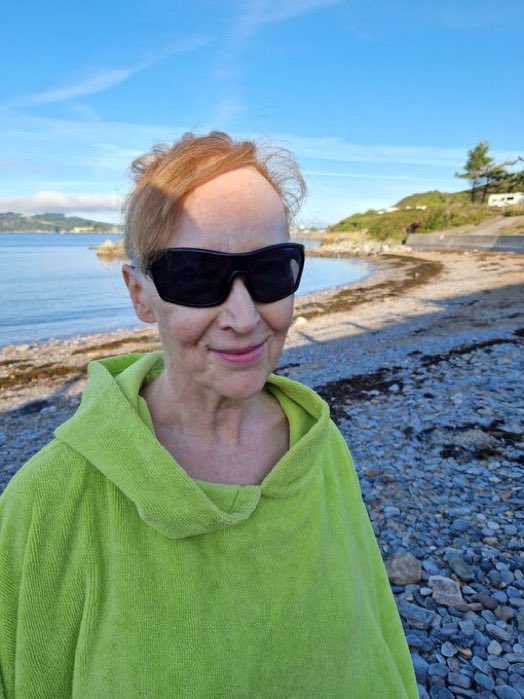 When you need help with the next Christmas/ winter edition, you’ve got to dial in the sharpest of poets. The leaves of the Bough rustled the name ‘L   e    S   L    e   y’ 🍃 🍃 🍃 we knew this must be Plymouth poet, sailor and cold water swimmer Lesley Curwen. @ElCurwen