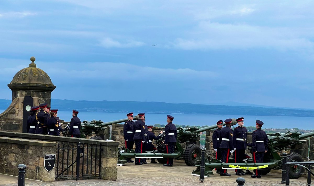 Commentating #Coronation for @SkyNews & @ABC last year but, for 1st anniversary today, firing 21 Gun Salute in @edinburghcastle at Noon