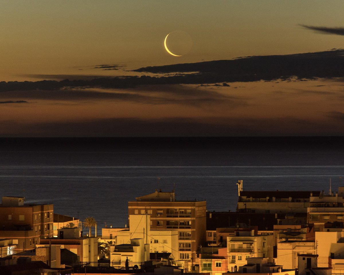 #LunaMenguante #valencia  @valencia_WX #CV @esa_es #CielosESA @WMO @AEMET_CValencia @MeteoredES @oratgenet @Tiempo_Valencia @apuntoratge @Meteoralia @ElTiempoes @valenciabonita_