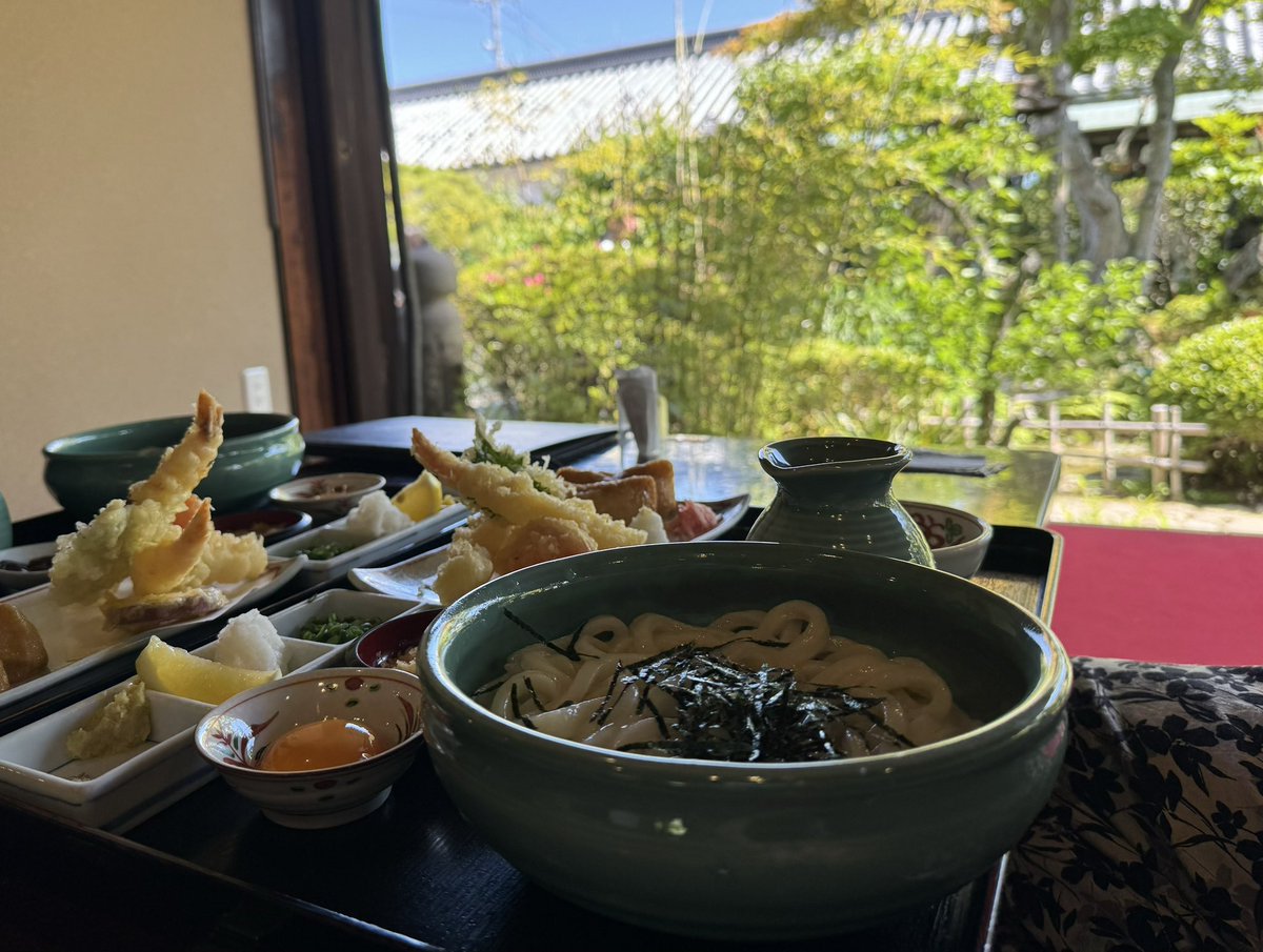 高知城でmiletちゃんと同じ景色みて
香川の本陣山田家でうどん戦士してきた！笑うどんツルツルでコシもあって、お店の雰囲気も良くて最高でした😋食べながら緑みえるのもいい！緑いっぱい浴びてきた。明日から仕事。ちゃんと切り替えるんやで。私。笑
#miletグルメ