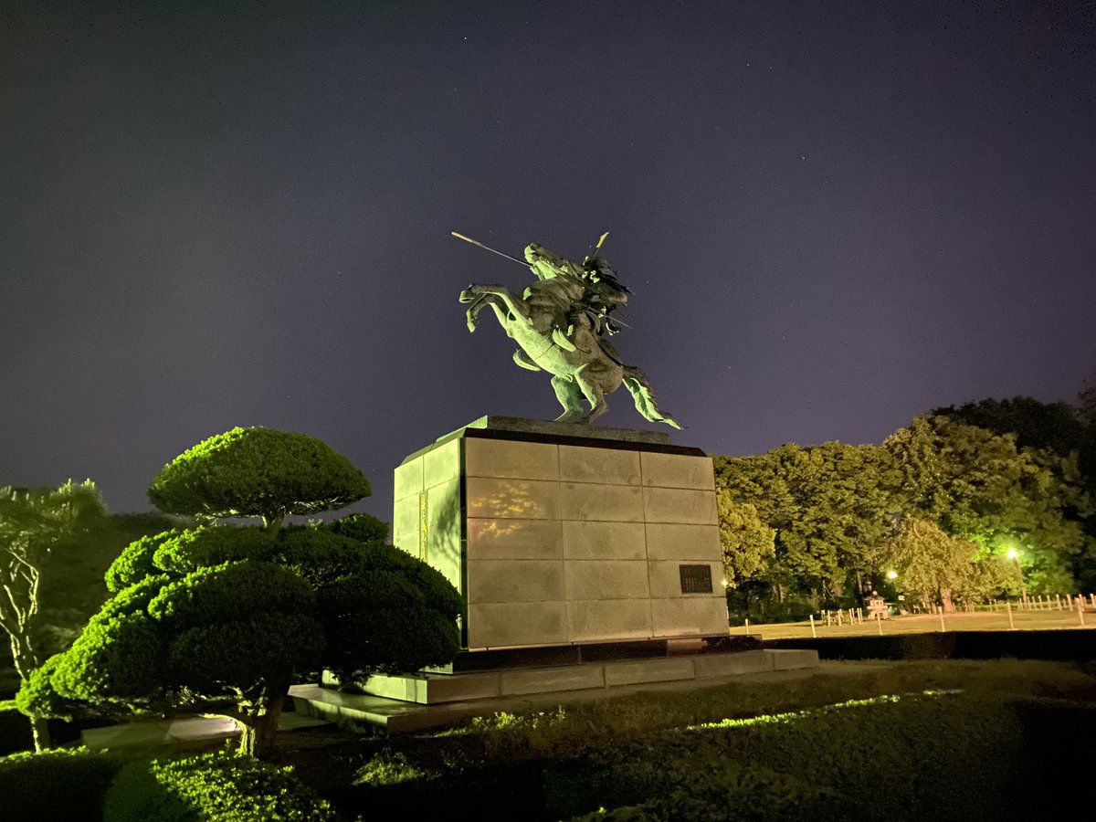 最上義光像

霞城公園のシンボル✨

案内板によると、上杉方の謀将、直江兼続との戦に向けて出陣する姿らしい。
指揮棒を西(長谷堂城)方面に向けた躍動感ある姿は格好良いですね。

約3tの重量を馬の二本の足パーツで支える、山形市脅威の技術力(ﾟωﾟ)

山形鋳造、約900年の歴史が詰まった逸品