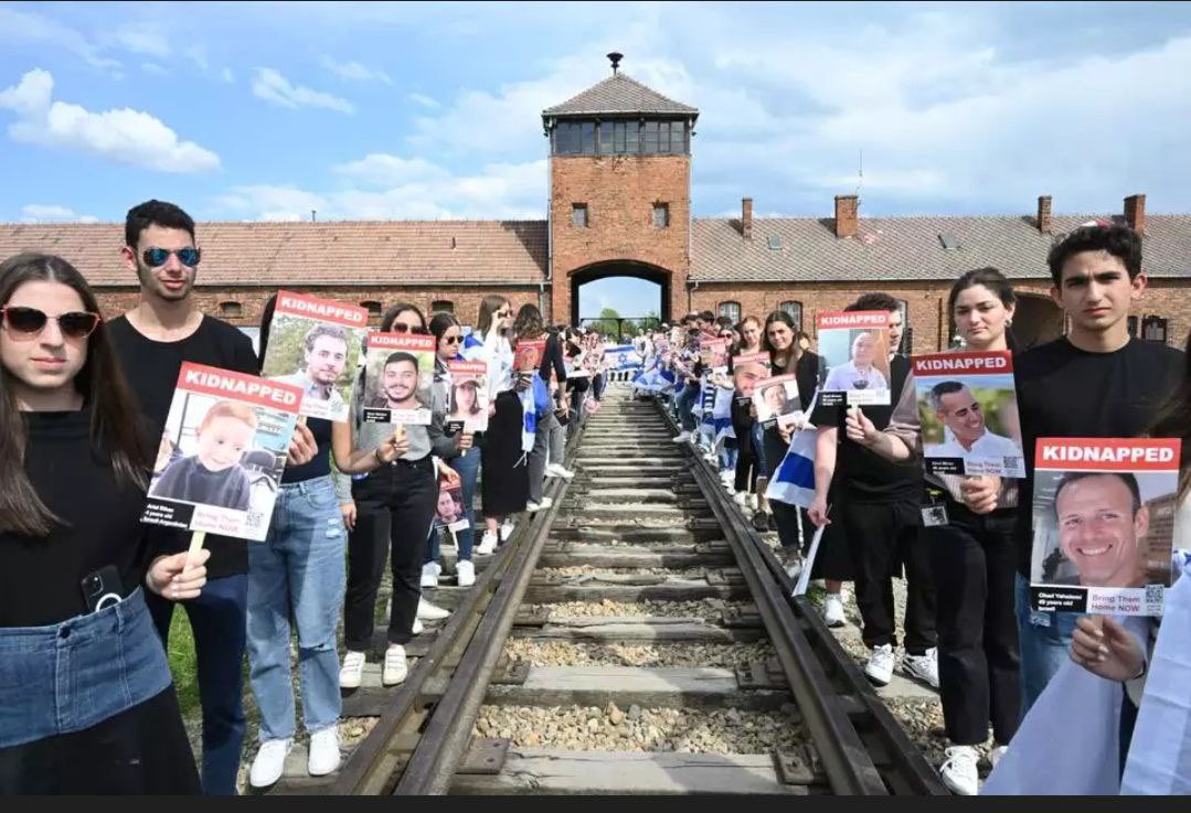 Adolescentes judíos de Panamá sostuvieron carteles de los secuestrados, aún rehenes en Gaza, en las vías del tren a la entrada del campo de exterminio de Birkenau. #YomHaShoá 🕯⁣ #NuncaMasEsAhora