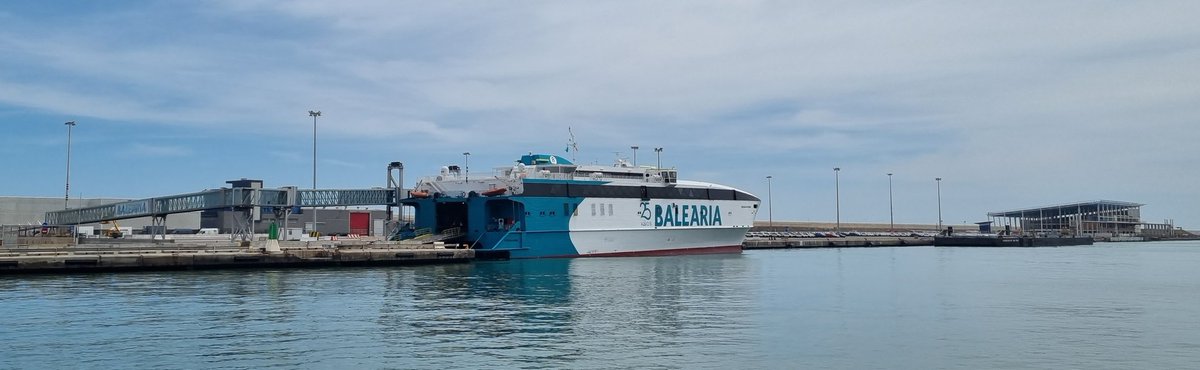 El HSC Cecilia Payne de @Balearia, la larga pasarela de esta naviera recientemente instalada en el @PortdeBarcelona y, a la derecha, la nueva terminal de @MSCCrucerosESP sigue tomando forma.