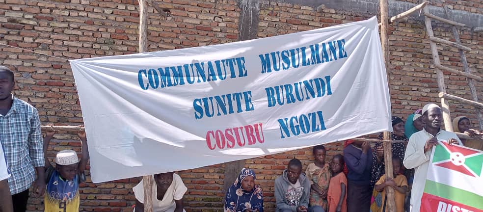 🛍🏘 La Communauté musulmane Sunite du #Burundi (#COSUBU) a fait des dons ce 05/05/2024 en @NgoziProvince: en commune #Ngozi, un don de 8 maisons aux familles #Batwa de la colline #Gatonde et 150 bâches aux familles Batwa de la colline #Mwungere (pour couvrir leurs maisons en…