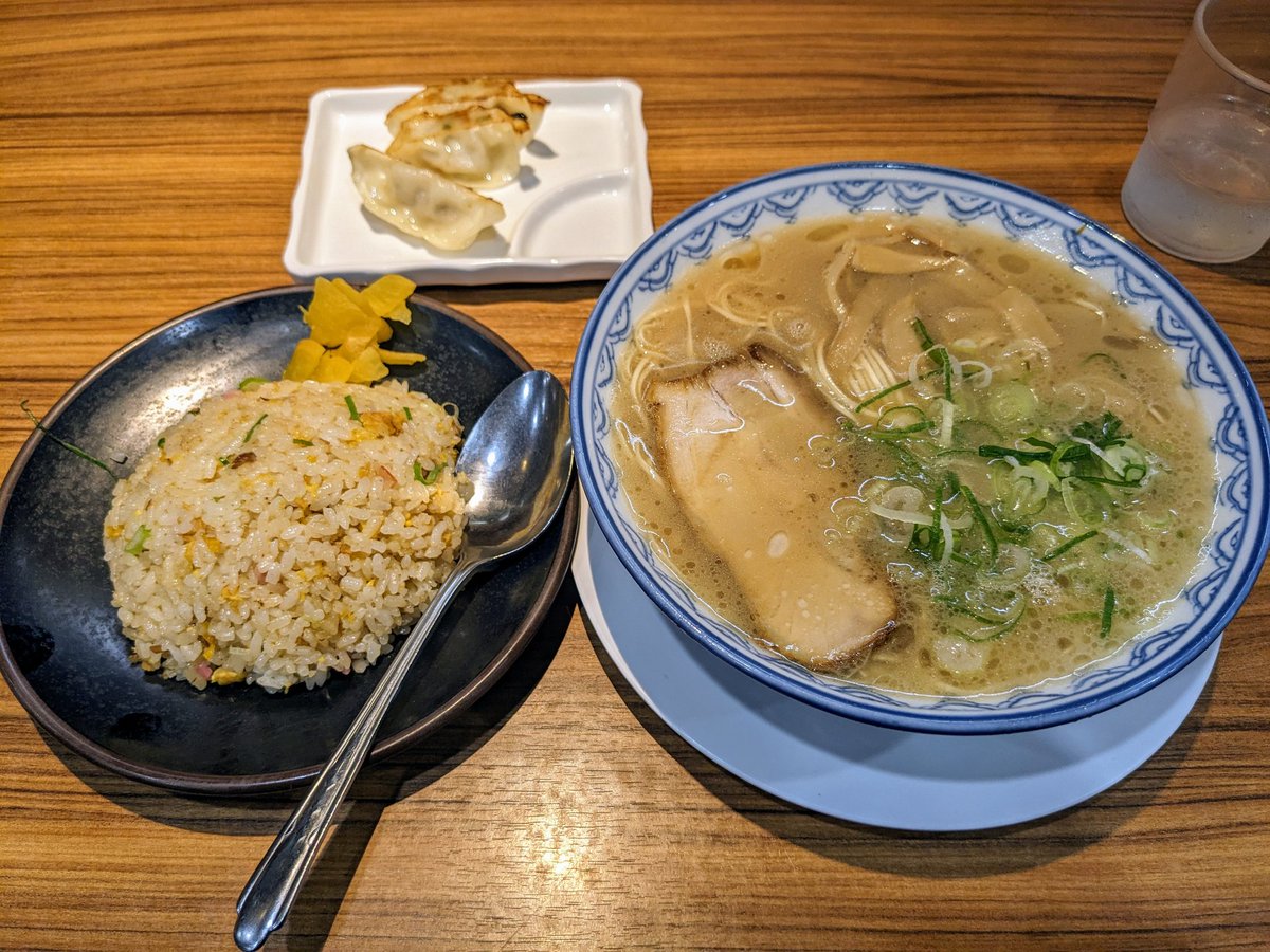 #元祖赤のれん節ちゃんラーメン
ラーメン定食！こちらは少し濃度高めなスープに細めの平打ち麺！めちゃ美味です😄コスパも最高😂
ご馳走様でした。