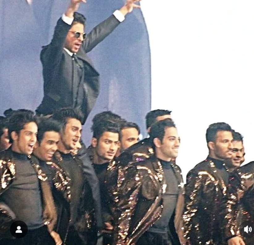 DanceWithChirag's tweet photo. Not many of you know that I have done background dancing for movies, shows and many actors and choreographers like saroj ji, Vaibhavi etc from 2004 to 2009 and a few shows later as well. Photo with @iamsrk 🕺❤️
#dancersofinstagram #dancersofmumbai #dancewithchirag https://t.co/rpfKKyadva