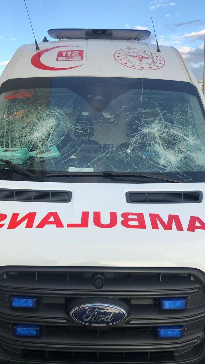 Adana'da bir hasta yakını 'geç geldiniz' diyerek kürekle ambulansın camlarını kırdı. 

Saldırıda hamile olduğu öğrenilen sağlık çalışanı, kırılan cam parçaları ile yaralandı.
