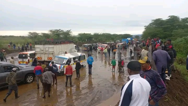 Hundreds of commuters and truckers stuck between Suswa and Duka Moja along Narok highway after floods swept sand onto the busy highway Kitengela Westlands