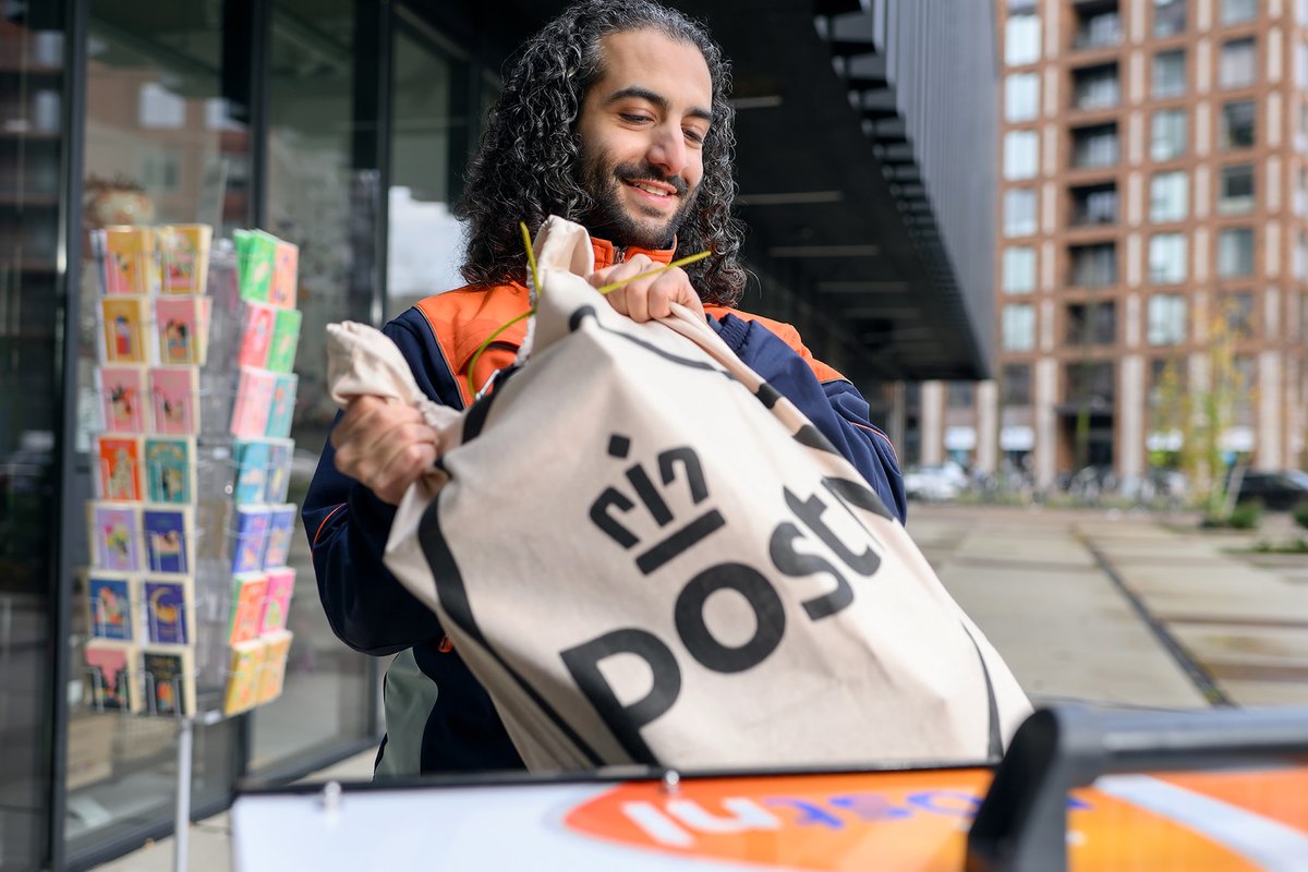 PostNL meldt voor Q1 2024 een stijging van 4,6% in pakketvolumes met een lichte stijging in binnenlandse volumes. Het verlies over Q1 bevestigt de urgente noodzaak voor veranderingen in de postdienstverlening, zie: postnl.nl/over-postnl/pe…