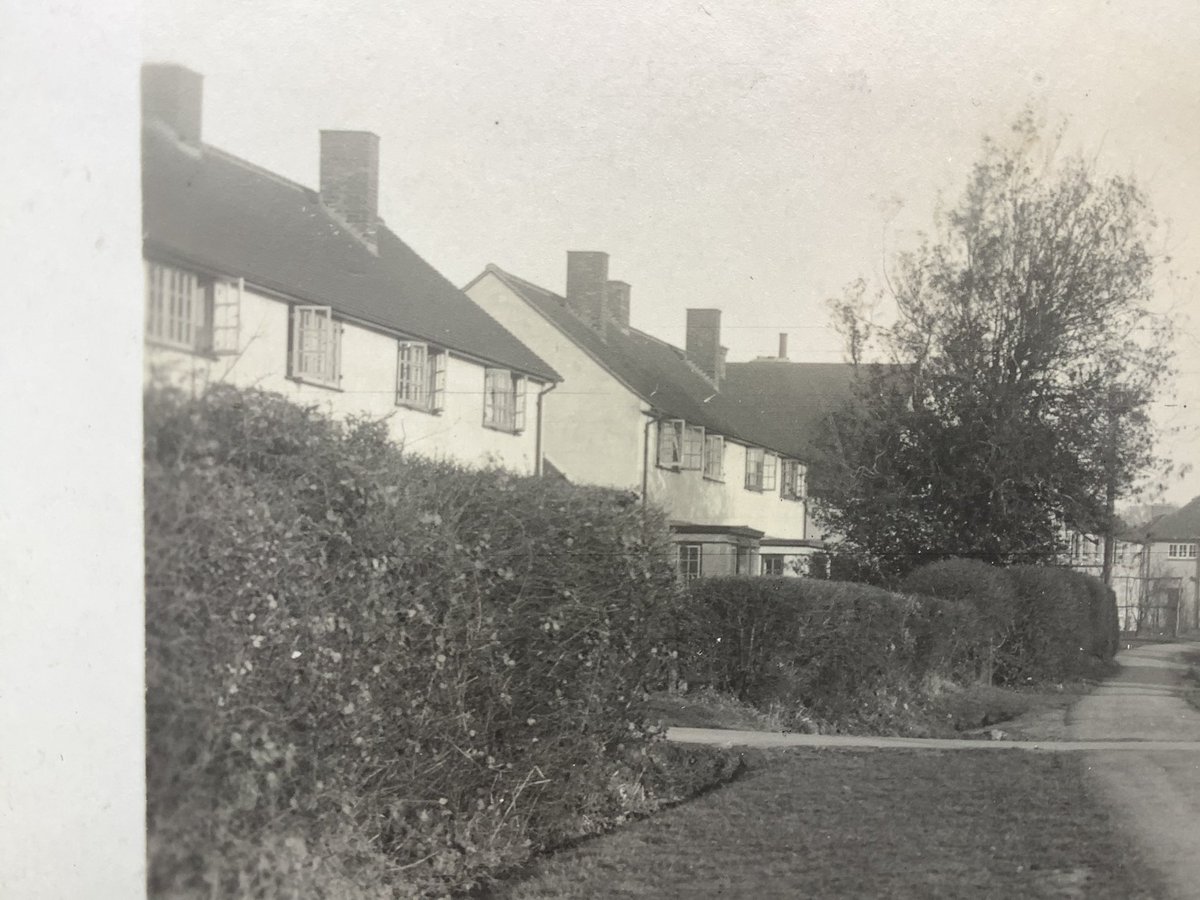 I may be overseas but mystery #postcard Monday is alive and well with a double-header. A couple of tough no clues challenges here. Maybe street lighting experts can help with this slice of suburbia, and why are all the windows open? 1/2