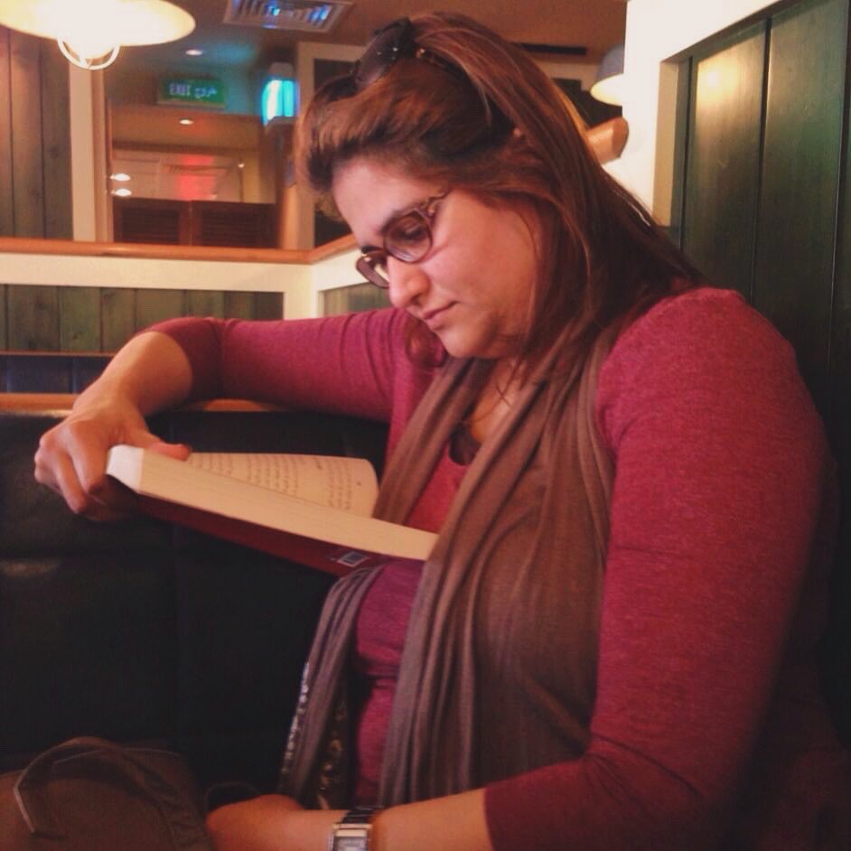 Shaimaalwatani's tweet image. المفارقة أن القراءة تنقلنا إلى عوالم لم نرها، لنفهم العالم الذي نعيش فيه! 

#شيماء_الوطني