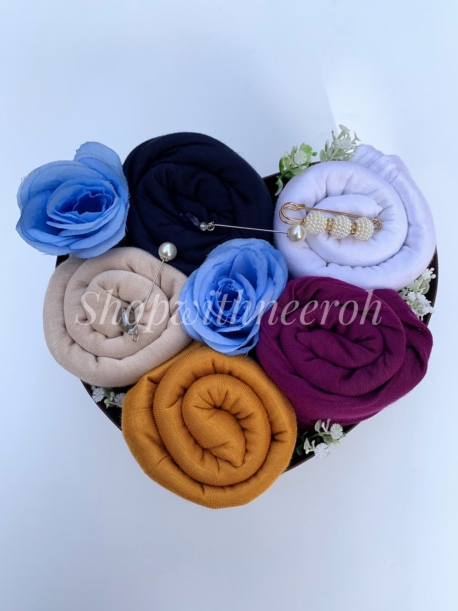 When you give a gift from the heart, why not make it one that stands out from the rest? Our love-shaped scarf gift box is a unique and thoughtful way to show your appreciation and love. Frame 1:N25000 Frame 2:N26500 Location:Lagos Nationwide delivery @AbeniAde_ @dansatty