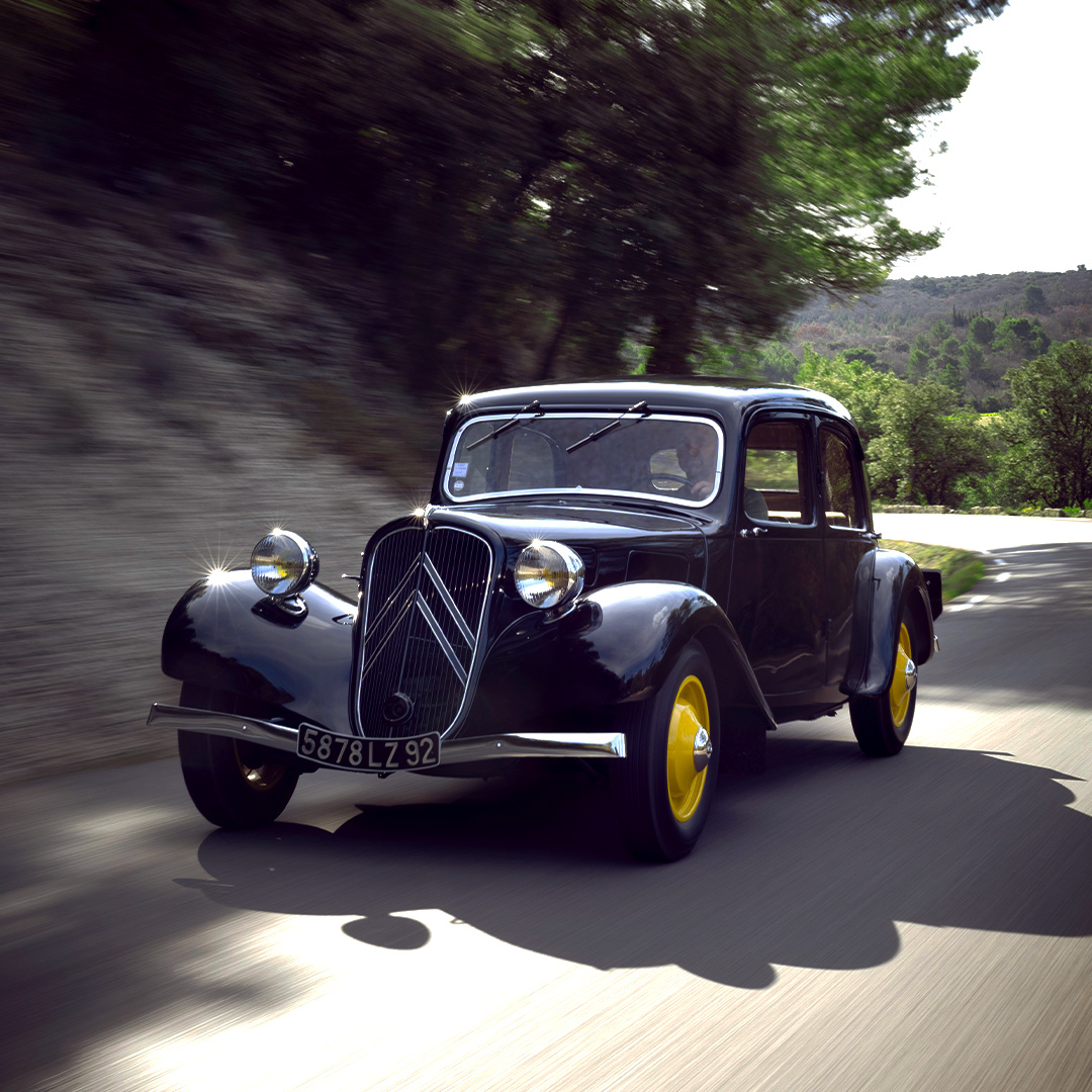 De iconische Citroën Traction viert dit jaar zijn 90ste verjaardag. Wie zou jij meenemen op een roadtrip in dit iconische model? 😎