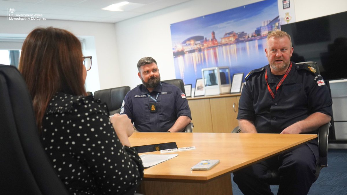 ⚓️ 🏴󠁧󠁢󠁷󠁬󠁳󠁿 @HMSCambria is the only @RNinWales Reserve unit in #Wales. Wales Office Minister @jonesyfay visited to meet the staff and hear about the work they do 👇