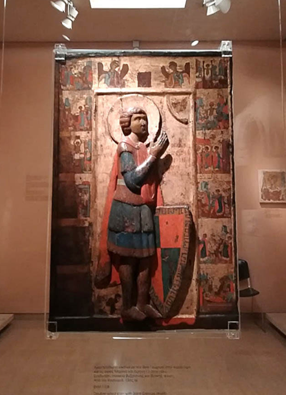 Στο Βυζαντινό Μουσείο των Αθηνών βρίσκεται μία αμφιπρόσωπη εικόνα από την περιοχή της Καστοριάς. Από τη μία πλευρά, απεικονίζεται ο Άγιος Γεώργιος ο Καππαδόκης, σε ξυλόγλυπτο ανάγλυφο που εξέχει, τεχνική που εμφανίζεται και σε ορισμένες παρόμοιες εικόνες από την περιοχή.