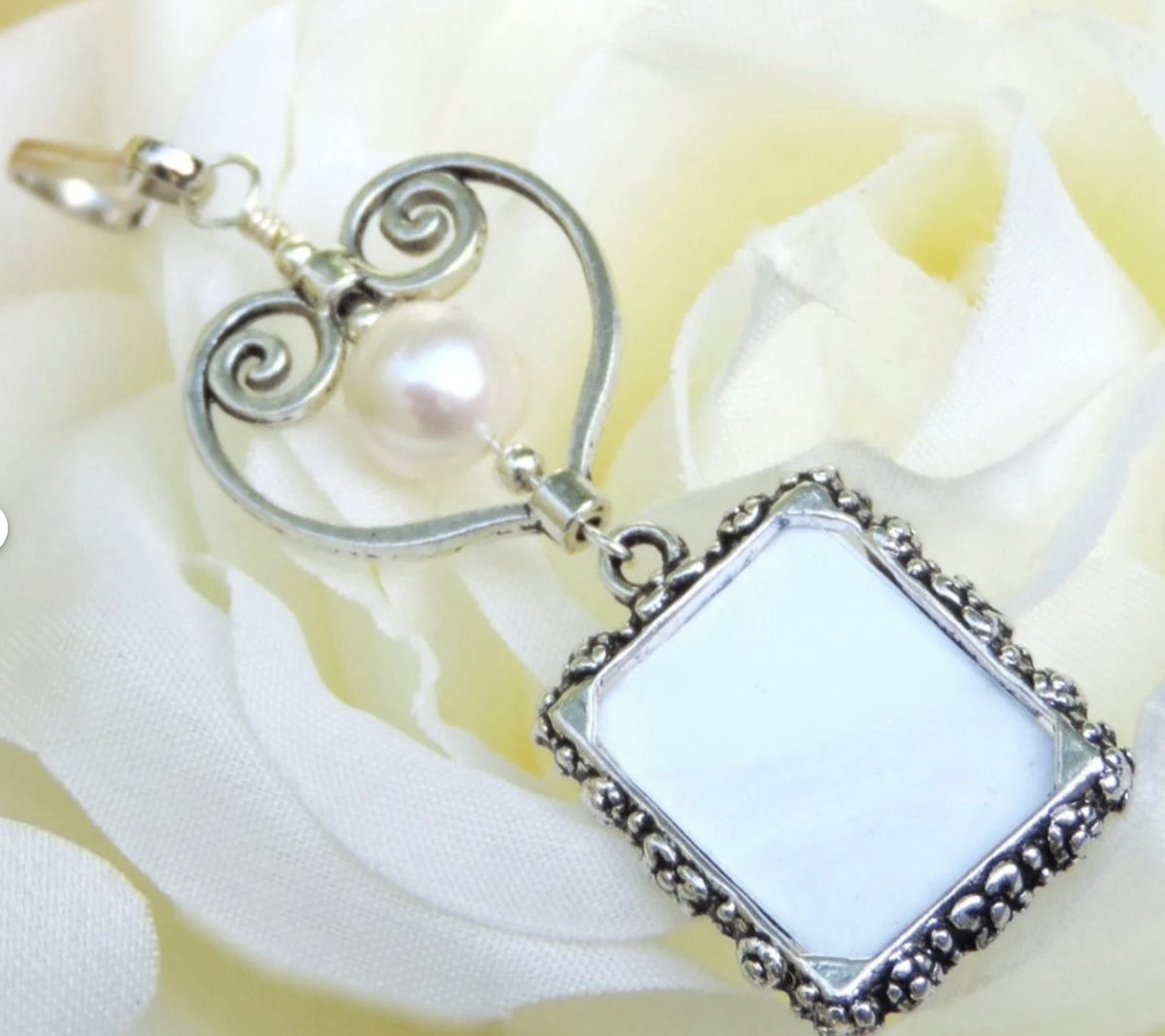 Wedding bouquet photo charm with small picture frame, heart and pearl. Memorial keepsake. smilingbluedog.etsy.com/listing/253706… via @Etsy #Etsy #etsyseller #epiconetsy #etsymntt #bestofetsy #USA #CA #brides #bridetobe #like2 #shopsmall #etsyifnds #wedding #shopping #onlineshopping #gifts