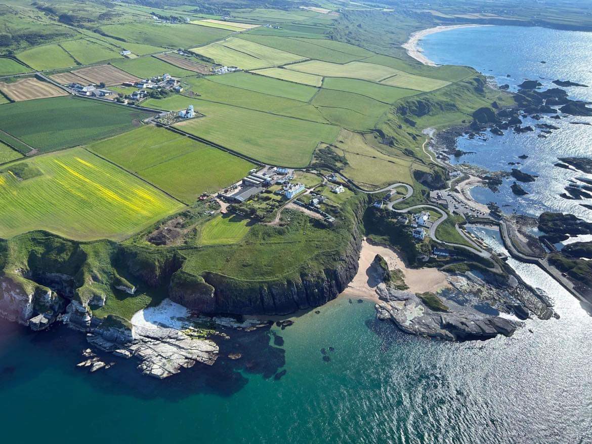 Happy bank holiday Monday! We hope this stunning #ViewFromTheCrew 📸🚁 of Ballintoy Harbour helps to get you in the bank holiday spirit ☀⛵😎