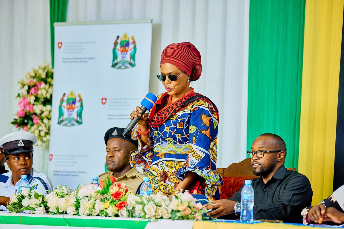 amend_tz's tweet photo. Maafisa usafirishaji wakipatiwa vyeti na viakisi mwanga baada ya kupatiwa mafunzo ya  Msasa ya usalama barabarani na utoaji wa Huduma ya kwanza. Zaidi ya vijana 700 hadi sasa wameshiriki mafunzo ndani ya mkoa Tanga &amp; Dodoma katika wilaya na kata mbali mbali. @SwissDevCoop @Amend https://t.co/lUq8neaUbI