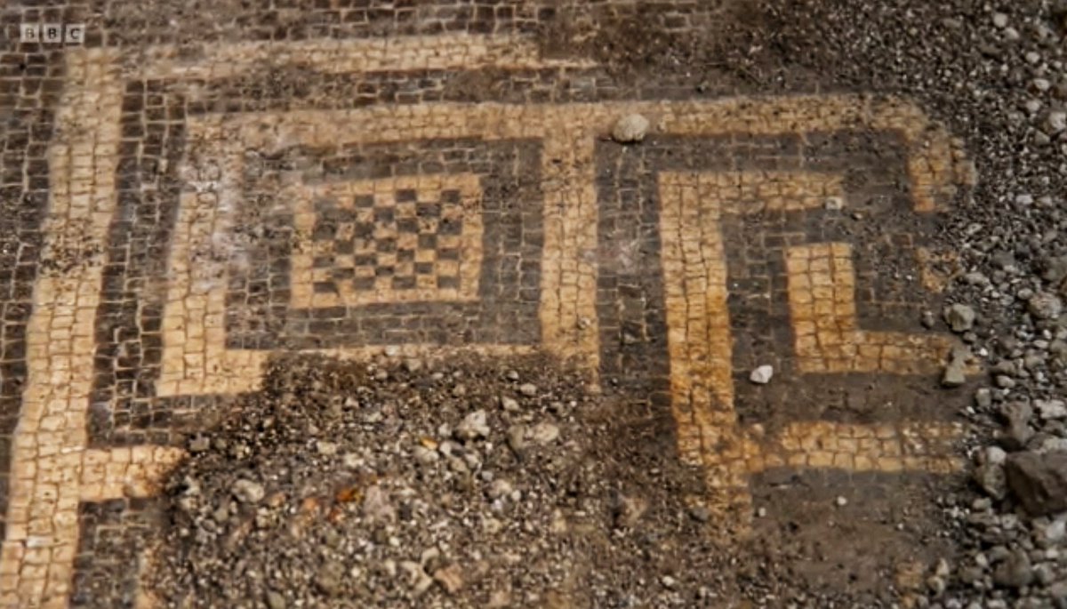 A beautifully preserved mosaic is gradually revealed at Insula X, Pompeii 👀😍.

📷BBC Pompeii The New Dig

#MosaicMonday #classicstwitter #ancienthistory #sensory #pompeii #Archaeology