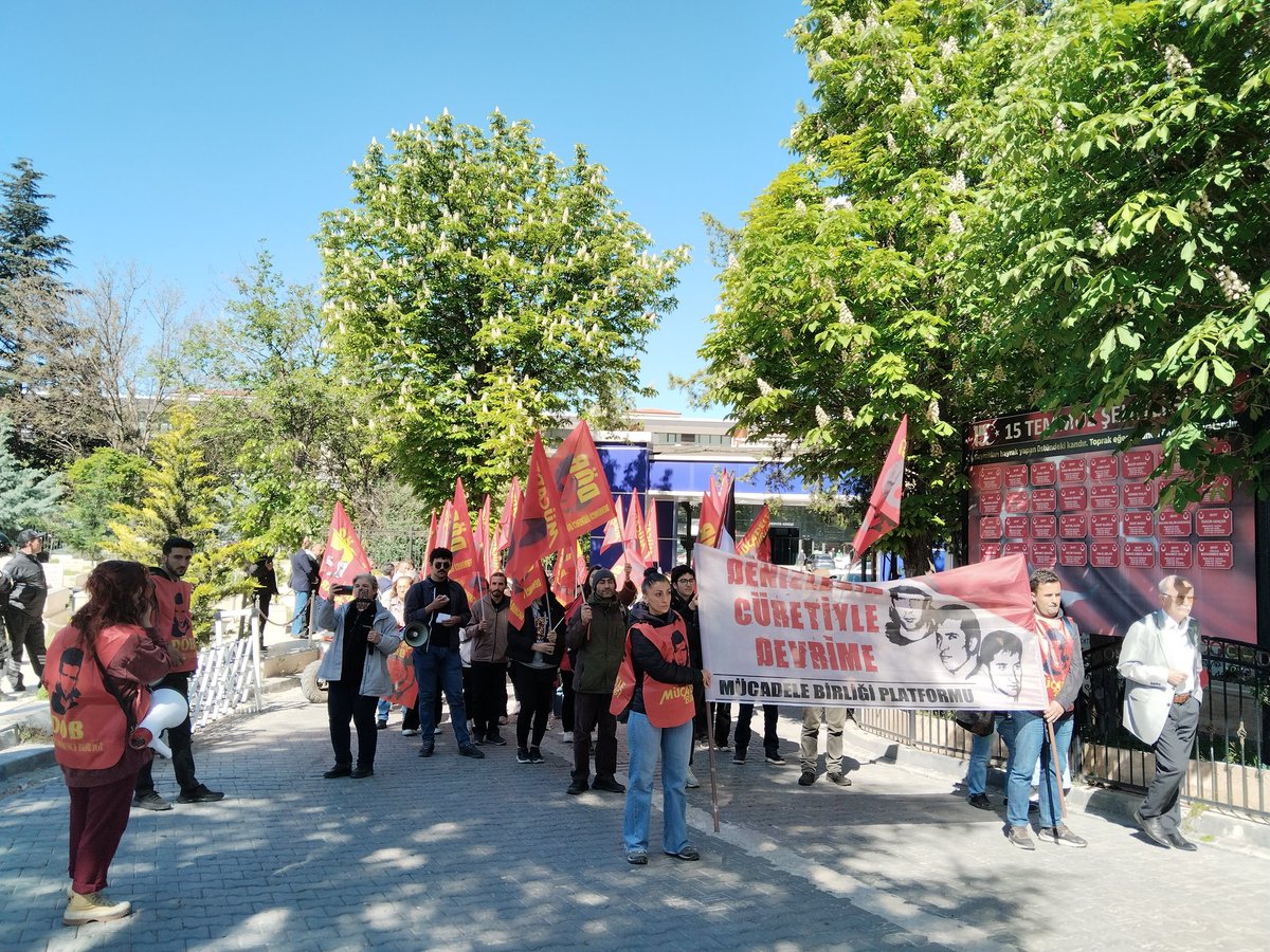 DOBirligi's tweet photo. Deniz Yusuf ve Hüseyin yoldaşlarımızı idamlarının 52. yıldönümnde mezarları başında anıyoruz. "Denizleri Anmak Onlar Gibi Savaşmaktır!" "Deniz Yusuf İnan Savaşa Devam!" sloganlarımızla mezar başına doğru yürüyüşümüz başlıyor.

Denizler Yaşıyor Leninistler Savaşıyor!
#6Mayıs1972 https://t.co/gyD8LOhcXV