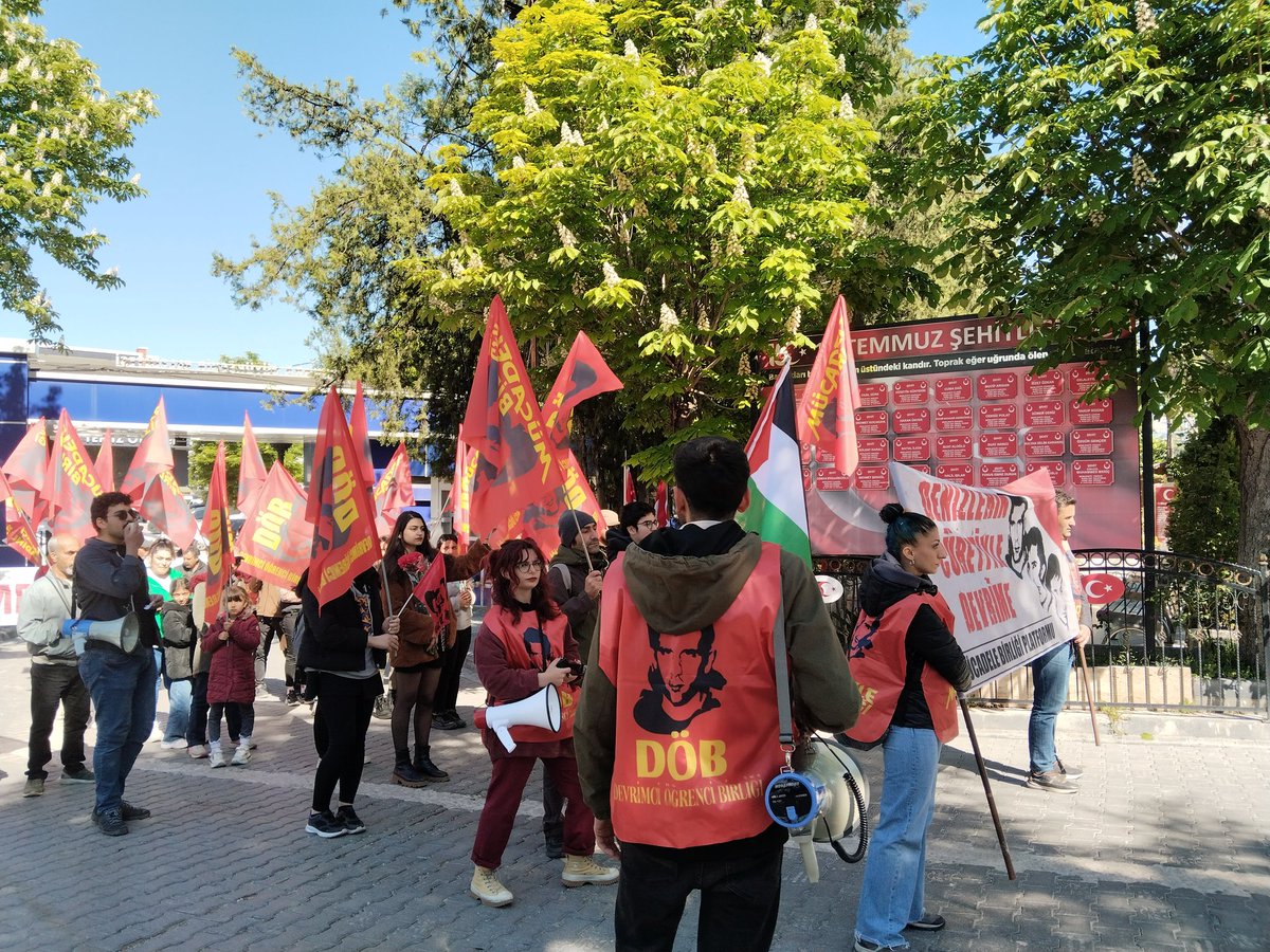 Deniz Yusuf ve Hüseyin yoldaşlarımızı idamlarının 52. yıldönümnde mezarları başında anıyoruz. "Denizleri Anmak Onlar Gibi Savaşmaktır!" "Deniz Yusuf İnan Savaşa Devam!" sloganlarımızla mezar başına doğru yürüyüşümüz başlıyor.

Denizler Yaşıyor Leninistler Savaşıyor!
#6Mayıs1972