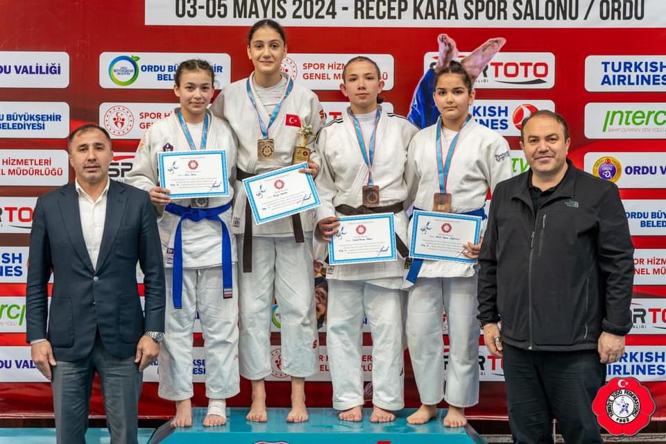 🥋Ordu’da 69 ilden 1149 sporcunun katılımıyla düzenlenen Spor Toto Yıldızlar Judo Türkiye Şampiyonası’nda 63 kiloda sporcumuz Duru Deniz, gümüş madalya kazandı.🥈👏👏