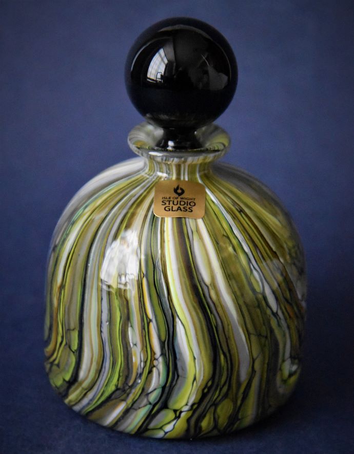 Stratum Green Flat Bottomed Perfume Bottle Small
Isle of Wight Studio Glass
#IsleofWightStudioGlass #glass #StratfordonAvon 
bwthornton.co.uk/ise-of-wight-s…