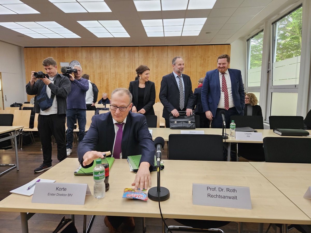 Der nächste Verhandlungstag im Verfahren #AfD vs Verfassungsschutz in #Münster startet. Für den AfD-Bundesvorstand ist Roman Reusch da. Mehr als 400 Beweisanträge lehnte der Senat letztes Mal ab. Bin für @tonline
dabei.