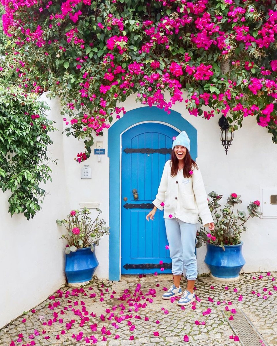 🌸 ¡Adéntrate en calles llenas de luz y de los colores vivos de las flores! 🌺 Y deja que la fragancia guíe tu camino mientras exploras pueblos encantadores y ciudades históricas… #visitalgarve
📸 girlsborntravel y czarnaewcia
📍Burgau